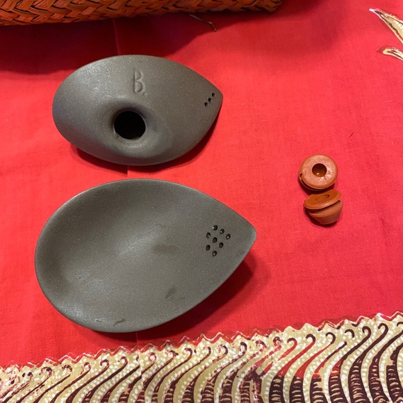 Nesting salt and pepper shakers,  B. Mark, Canadian made. Porcelain. - Picture 3 of 4